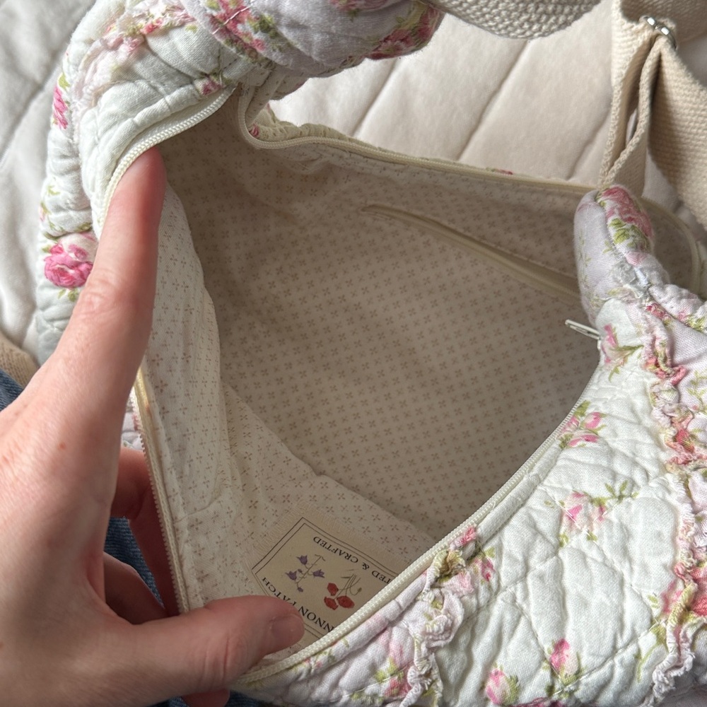 Hand Quilted “Baggu” style Crescent Bag - Picture 4 of 4